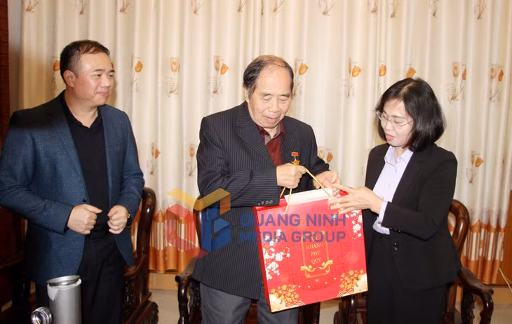 Đồng chí Trịnh Thị Minh Thanh, Phó Bí thư Thường trực Tỉnh ủy, Chủ tịch HĐND tỉnh, chúc Tết gia đình Anh hùng Lao động Phạm Minh Thảo, nguyên Giám đốc Công ty CP Than Núi Béo (2-2026). Ảnh: Mạnh Trường