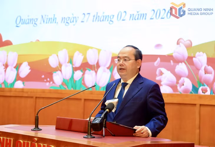 Đồng chí Quản Minh Cường, Ủy viên Trung ương Đảng, Bí thư Tỉnh ủy, Trưởng Đoàn ĐBQH tỉnh phát biểu tại hội nghị.