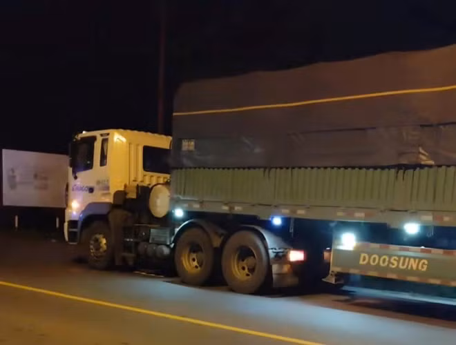 Hiện trường vụ tai nạn giữa xe đầu kéo và xe máy trên Quốc lộ 20 khiến 1 người tử vong. Ảnh: Trọng Đại
