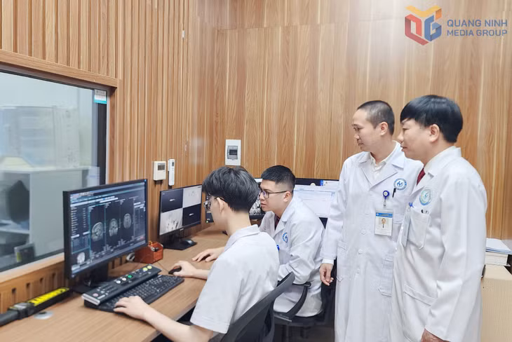 Các bác sĩ, kỹ thuật viên Bệnh viện Lão khoa - Phục hồi chức năng Quảng Ninh trao đổi chuyên môn, phân tích hình ảnh chẩn đoán phục vụ điều trị cho người bệnh.