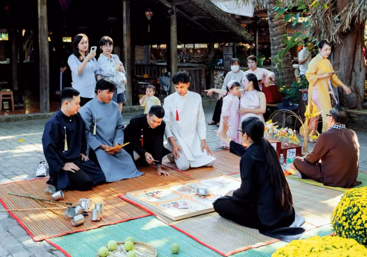 Du khách tham quan, chơi trò chơi dân gian truyền thống tại làng nghề Nha Trang Xưa - Ảnh: TRẦN HOÀI