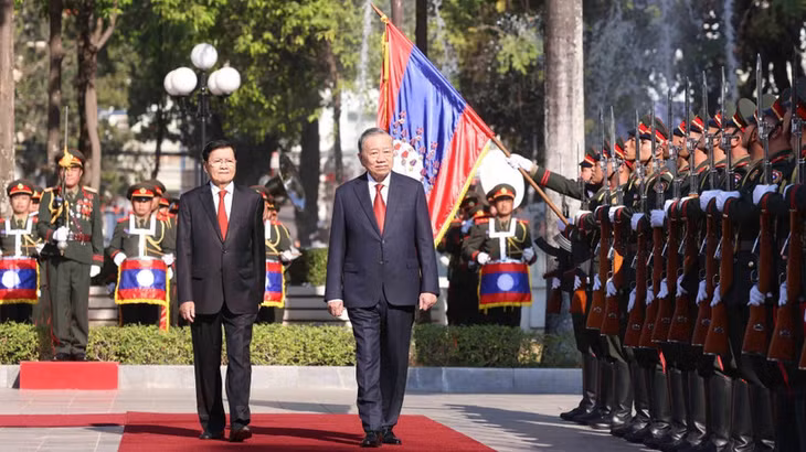 Tổng Bí thư Tô Lâm và Tổng Bí thư, Chủ tịch nước Lào Thongloun Sisoulith duyệt Đội danh dự Quân đội Nhân dân Lào. (Ảnh: THỐNG NHẤT/TTXVN)