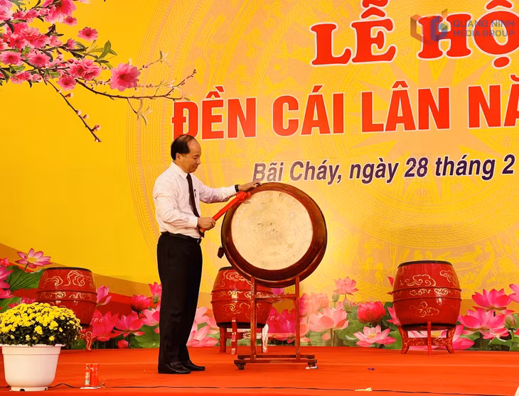 Đồng chí Nguyễn Hoàng Quý, Bí thư Đảng ủy, Chủ tịch HĐND phường Bãi Cháy gióng trống khai hội Đền Cái Lân năm 2026.