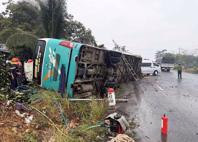 Lật xe khách trên Quốc lộ 14 đoạn qua tỉnh Đồng Nai. Ảnh: HAC