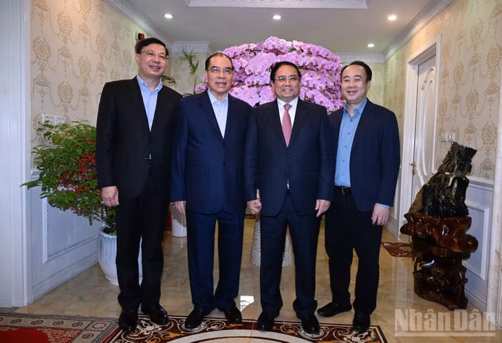 Thủ tướng Chính phủ mong Nguyên Tổng Bí thư Nông Đức Mạnh luôn mạnh khỏe, tiếp tục quan tâm, theo dõi, đóng góp nhiều ý kiến tâm huyết, quý báu vì sự phát triển của đất nước, vì ấm no, hạnh phúc của nhân dân. (Ảnh: Trần Hải)