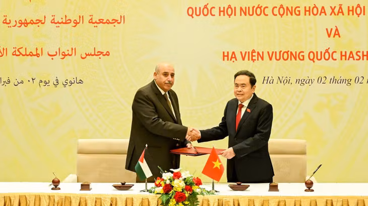 Chủ tịch Quốc hội Trần Thanh Mẫn và Chủ tịch Hạ viện Jordan Mazen Turki El Qadi ký kết thỏa thuận hợp tác giữa Quốc hội Việt Nam và Hạ viện Jordan. (Ảnh: DUY LINH)