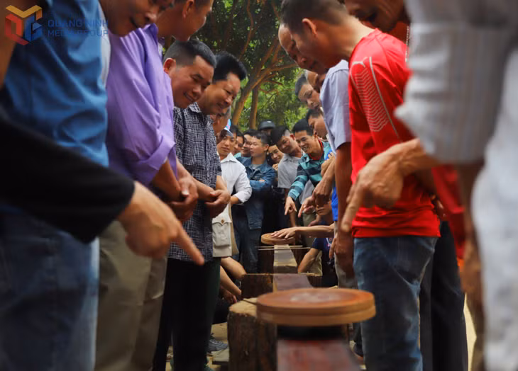 Đánh quay là một trong những trò chơi được đồng bào các dân tộc ở Húc Động (xã Bình Liêu) tổ chức dịp đầu năm mới.