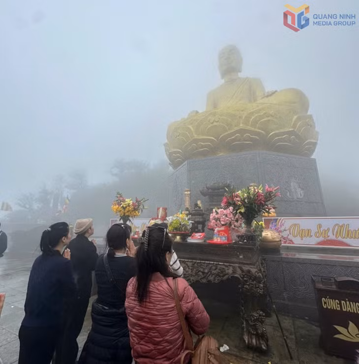 Giây phút lắng lại của các Phật tử trước tượng Phật Hoàng. Ai nấy đều thành tâm cầu nguyện cho một năm mới bình an, sức khỏe và hạnh phúc cho gia đình.