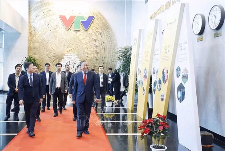 Tổng Bí thư Tô Lâm tới thăm, chúc tết cán bộ, phóng viên, biên tập viên, kỹ thuật viên và người lao động Đài Truyền hình Việt Nam - Ảnh: TTXVN