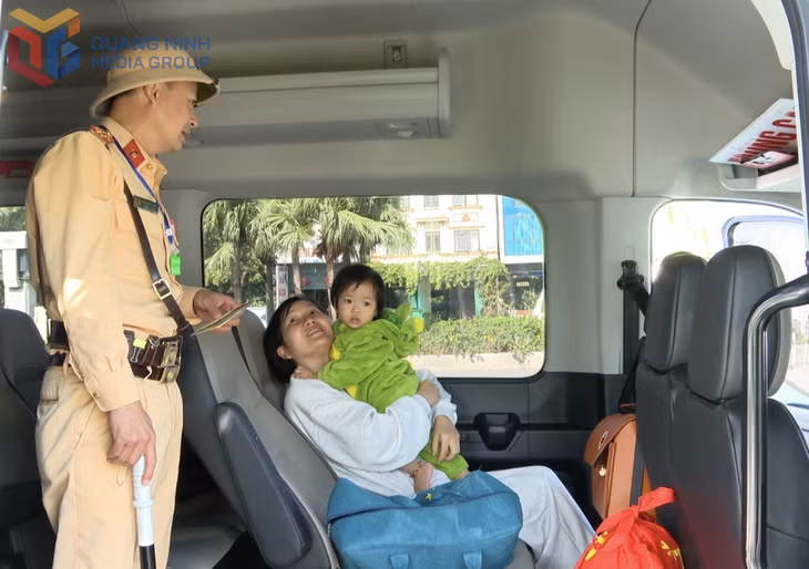 Lực lượng CSGT nhắc nhở người dân lưu thông an toàn trong dịp Tết Nguyên đán.
