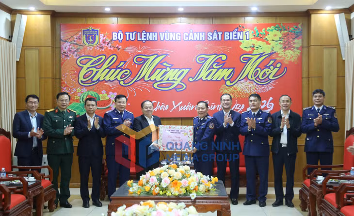 Đồng chí Quản Minh Cường, Ủy viên Trung ương Đảng, Bí thư Tỉnh ủy, Trưởng Đoàn ĐBQH tỉnh, cùng Đoàn công tác đến thăm, chúc Tết cán bộ, chiến sĩ Bộ Tư lệnh Vùng Cảnh sát biển 1 (2-2026). Ảnh: Thu Chung