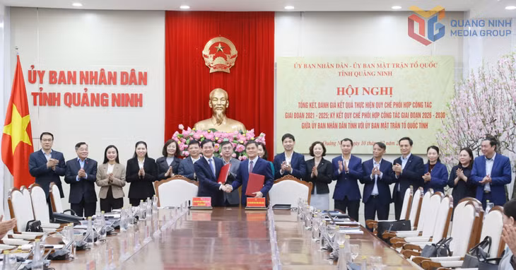Đồng chí Bùi Văn Khắng, Phó Bí thư Tỉnh ủy, Chủ tịch UBND tỉnh và đồng chí Vũ Quyết Tiến, Phó Bí thư Tỉnh ủy, Chủ tịch Ủy ban MTTQ tỉnh, ký kết quy chế phối hợp giữa UBND tỉnh và Ủy ban MTTQ tỉnh.