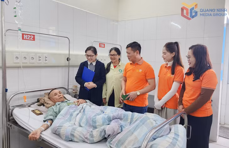Các mạnh thường quân của Nhà hàng Sen Á Đông trao quà Tết cho ông Vũ Văn Diễm, đang điều trị tại Khoa Ung bướu 1, Trung tâm Ung bướu (Bệnh viện Bãi Cháy).