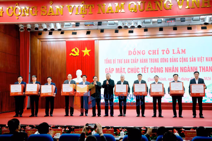 Tổng Bí thư Tô Lâm và Thủ tướng Phạm Minh Chính tặng quà cho công nhân ngành Than tại Quảng Ninh (1-2026). Ảnh: Đỗ Phương