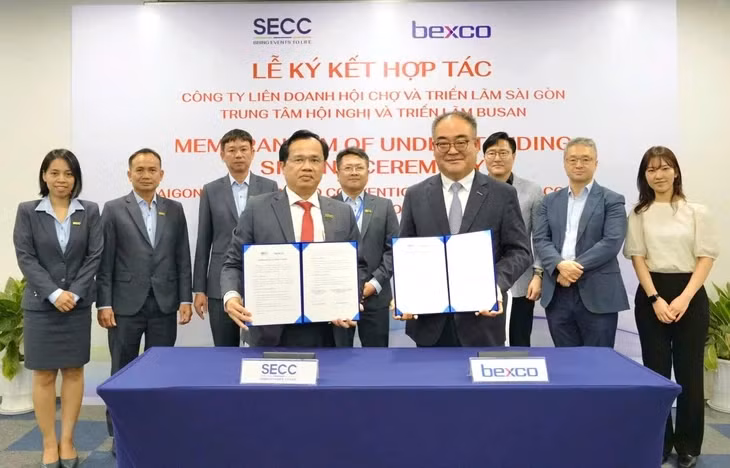 Ông Nguyễn Tiến Đạt (bìa trái) - Tổng Giám đốc SECC và ông Soodeuk Sohn - Chủ tịch kiêm Tổng Giám đốc của BEXCO (Hàn Quốc) ký kết hợp tác. - Ảnh: SECC
