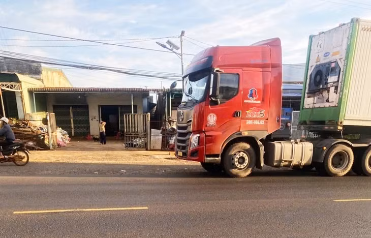 Xe đầu kéo gây tai nạn liên hoàn khiến 3 người tử vong. Ảnh: Hải Đường
