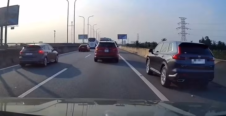 Tài xế ô tô chạy làn khẩn cấp bị cảnh sát giao thông mời lên làm việc, lập biên bản - Ảnh: C08