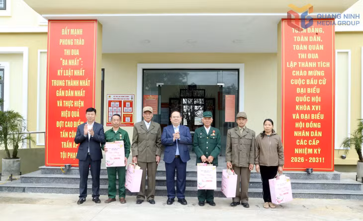 Đồng chí Bí thư Tỉnh ủy tặng quà cho các gia đình chính sách trên địa bàn xã Quảng Đức.