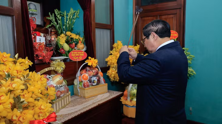 Thủ tướng Phạm Minh Chính dâng hương tưởng nhớ Chủ tịch Hồ Chí Minh tại Nhà 67. (Ảnh: Trần Hải)