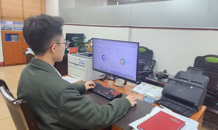 Cán bộ Sở Nội vụ cập nhật thông tin trên Cổng thông tin hoidongbaucu.quochoi.vn.