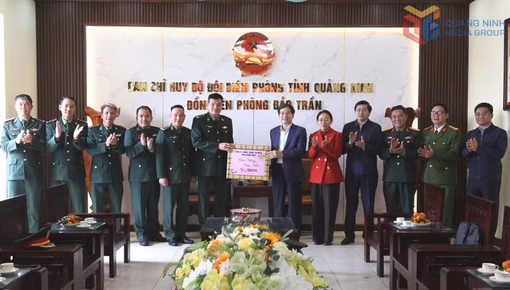 Đồng chí Bí thư Tỉnh ủy cùng đoàn công tác chúc Tết và tặng quà cho cán bộ, chiến sĩ Đồn Biên phòng Đảo Trần