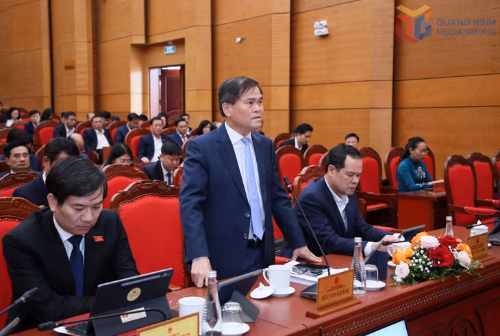 Đồng chí Bùi Văn Khắng, Phó Bí thư Tỉnh ủy, Chủ tịch UBND tỉnh, phát biểu tại Kỳ họp.