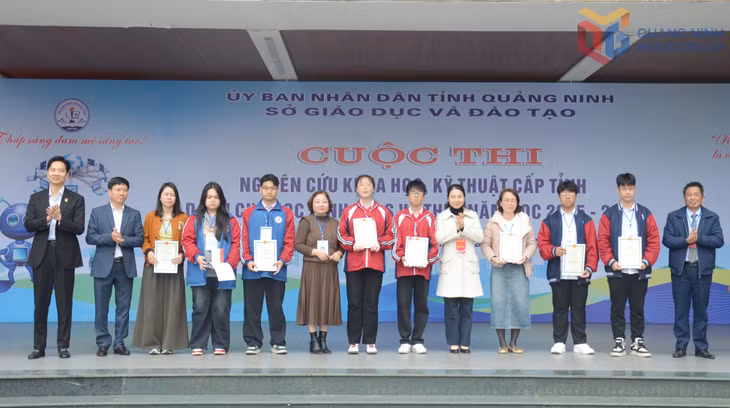 Các đại biểu chúc mừng 3 dự án được chọn để tham dự Cuộc thi nghiên cứu KHKT cấp quốc gia, dự kiến sẽ được tổ chức tại Hà Nội vào tháng 3/2026.