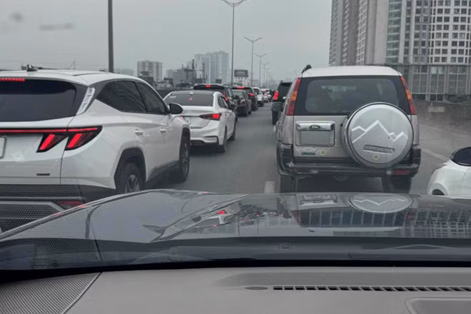 Nhiều đoạn vành đai 3 ùn tắc trong ngày mùng 2 Tết. Ảnh: Nguyễn Quỳnh