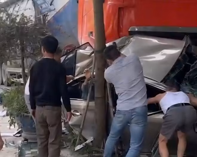 Người dân phá cửa xe đưa người bị thương đi cấp cứu. Ảnh: Diệu Anh