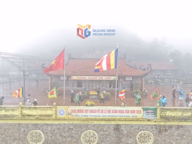 Đông đảo du khách hành hương lên am – chùa Ngọa Vân trên đỉnh Bảo Đài Sơn.