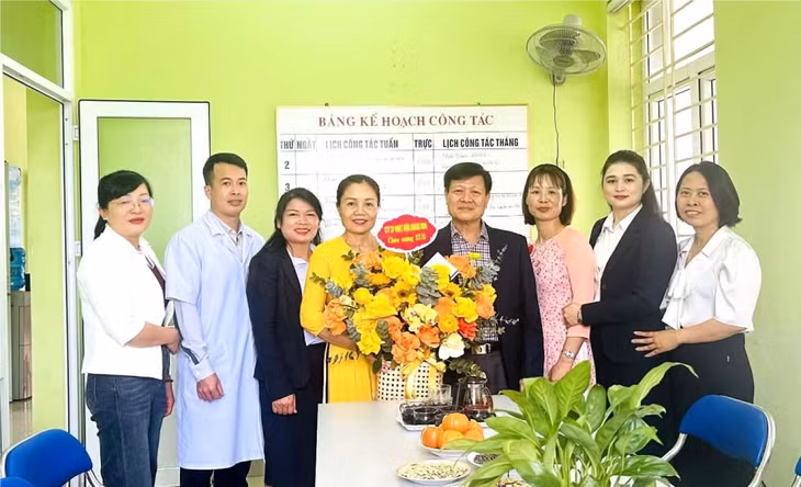 Công ty chúc mừng tập thể thầy thuốc, nhân viên y tế tại Trạm y tế phường Cao Xanh và Trạm y tế xã Thống Nhất.