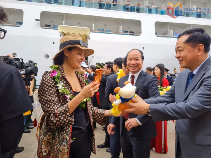 Lãnh đạo các đơn vị tặng hoa và quà cho du khách.
