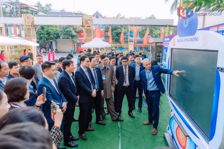 Các đại biểu tham quan mô hình Trợ lý ảo AI hỗ trợ công tác quản lý, điều hành và trợ giúp công dân giải quyết thủ tục hành chính tại phường Mông Dương.