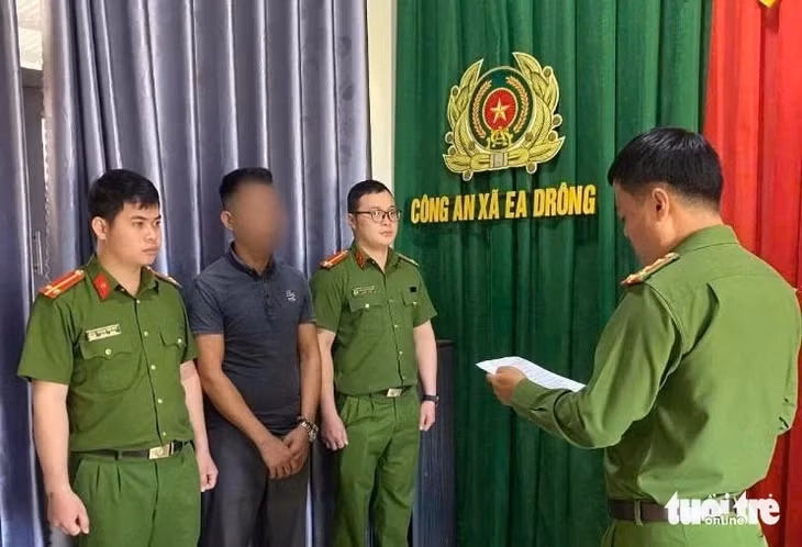 Cơ quan cảnh sát điều tra Công an tỉnh Đắk Lắk tống đạt quyết định khởi tố L.V.L. - Ảnh: Công an cung cấp