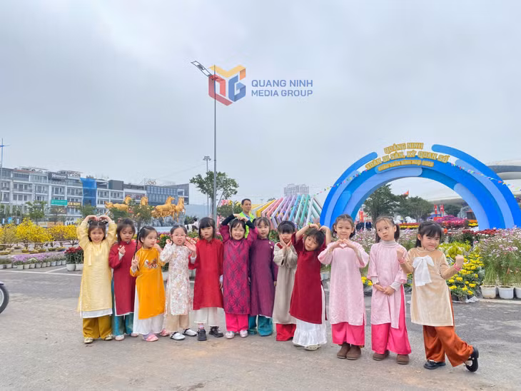 Các em nhỏ xúng xính trong những bộ áo dài, chụp ảnh Tết.