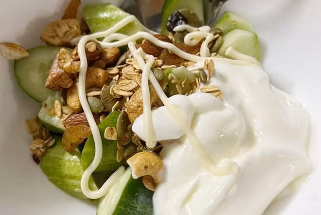 Ăn vặt giữa buổi sáng hoặc chiều có lợi hơn cho kiểm soát đường huyết và năng lượng so với ăn khuya. Ảnh: Thanh Thanh
