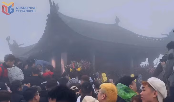 Rất đông du khách đã hành hương, leo bộ tới khu vực Chùa Đồng, thành tâm chiêm bái sau ngày khai hội.