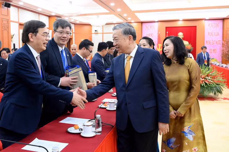 Tổng Bí thư Tô Lâm với các đại biểu kiều bào tiêu biểu tham dự chương trình Xuân quê hương 2026. (Ảnh: ĐĂNG KHOA)
