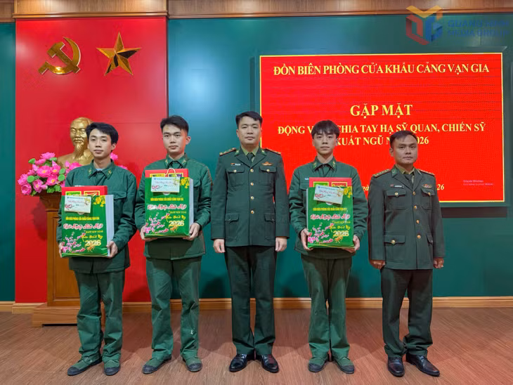 Trung tá Trần Đại Dương (giữa) tặng quà của đơn vị trong buổi gặp mặt động viên chia tay các hạ sĩ quan, chiến sĩ xuất ngũ năm 2026 (Ảnh: Đơn vị cung cấp)