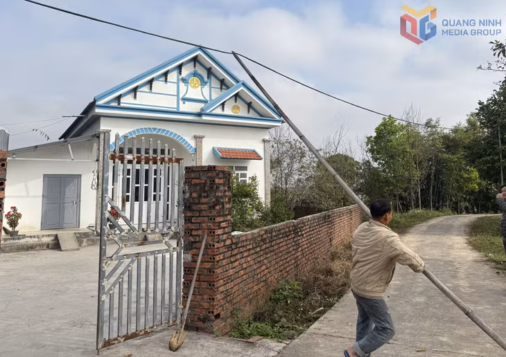 Sau nhiều năm đưa vào sử dụng, nhiều cột đã nghiêng ngả, dây điện bị võng, người dân phải dùng tre để chống giữ tạm.