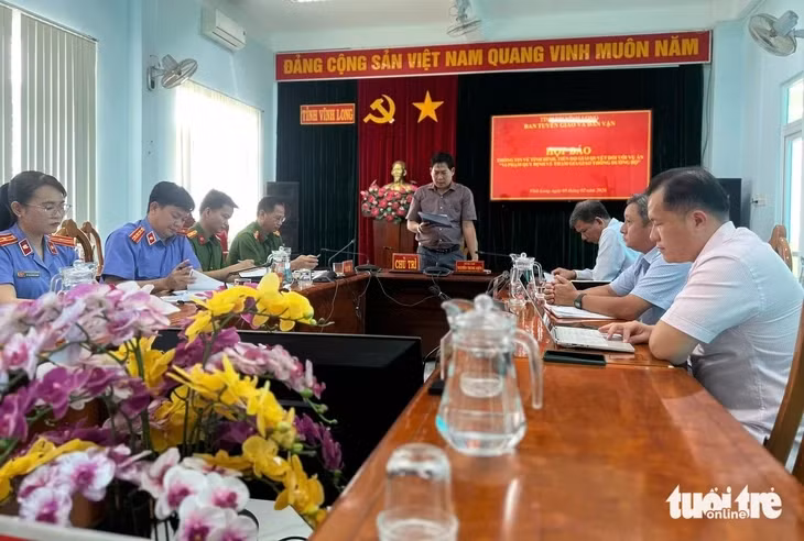 Ông Nguyễn Trung Kiên, Phó trưởng Ban Tuyên giáo và Dân vận Tỉnh ủy Vĩnh Long, chủ trì buổi họp báo - Ảnh: H.T.