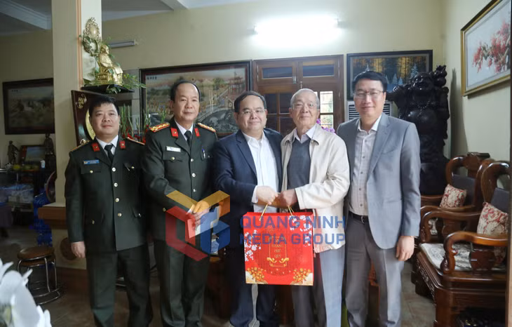 Đồng chí Bí thư Tỉnh ủy đến thăm, chúc Tết đồng chí Vũ Nguyên Nhiệm, nguyên Phó Bí thư Thường trực Tỉnh ủy, nguyên Chủ tịch UBND tỉnh (2-2026). Ảnh: Thu Chung