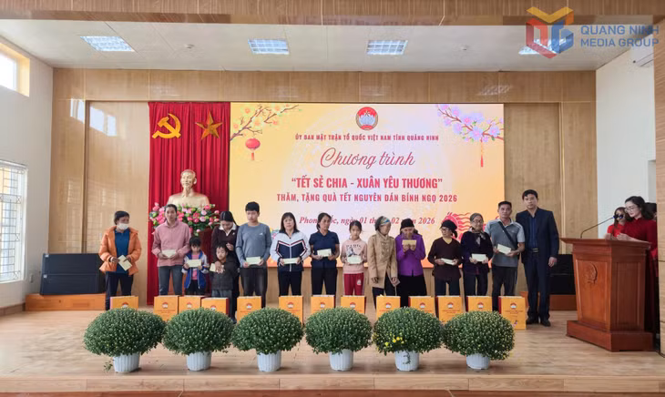 Đảng ủy, UBND, Ủy ban MTTQ phường Phong Cốc tặng quà Tết cho các hộ có hoàn cảnh khó khăn trên địa bàn.