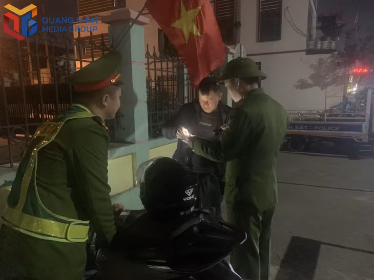 Công an phường Cẩm Phả kiểm tra hành chính người dân tham gia giao thông trên địa bàn.