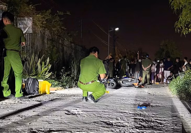 Công an khám nghiệm hiện trường. Ảnh: Duy Tuấn