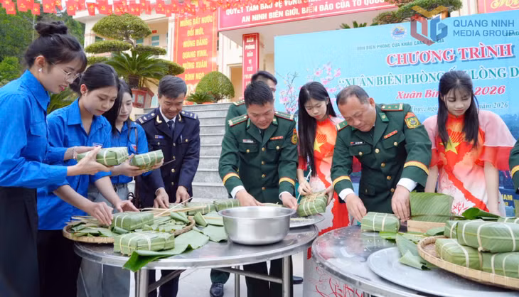 Cán bộ chiến sĩ Đồn Biên phòng Cửa khẩu Cảng Vạn Gia cùng đoàn thanh niên, Hội Phụ nữ xã Vĩnh Thực tham gia gói bánh chưng tại chương trình.