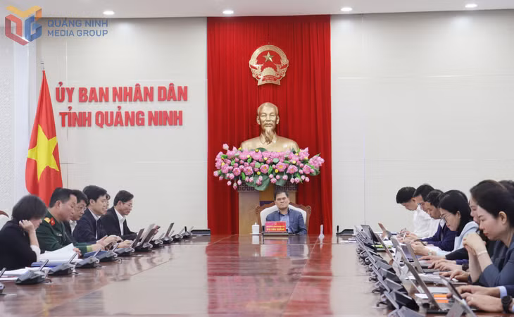 Đồng chí Bùi Văn Khắng, Phó Bí thư Tỉnh uỷ, Chủ tịch UBND tỉnh dự phiên họp tại điểm cầu Quảng Ninh