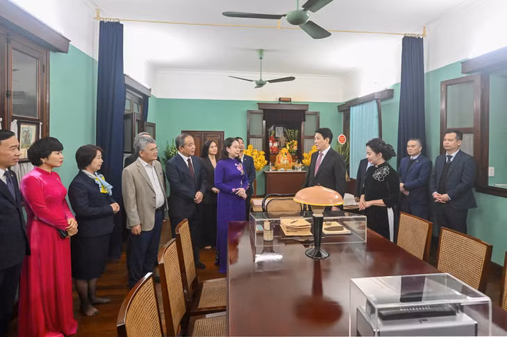 Chủ tịch nước Lương Cường, Phó Chủ tịch nước Võ Thị Ánh Xuân nói chuyện thân mật với cán bộ nhân viên khu di tích. (Ảnh: Thủy Nguyên)