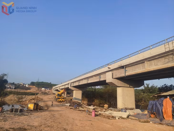 Dự án Xây dựng cầu bê tông thay thế cầu treo Xiềng Thầm được khởi công từ tháng 4/2025, đến nay đã đạt hơn 90% khối lượng công việc. Ảnh chụp ngày 5/2/2026