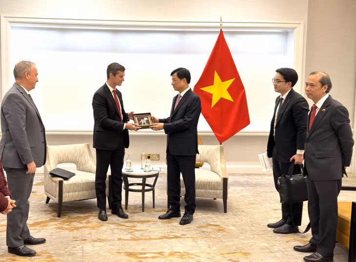 Bí thư Thành ủy Hà Nội Nguyễn Duy Ngọc tặng quà lưu niệm cho Phó Chủ tịch phụ trách các sáng kiến công nghệ chiến lược của Đại học Bang Arizona (ASU) Kevin McGinni. (Ảnh: TTXVN)